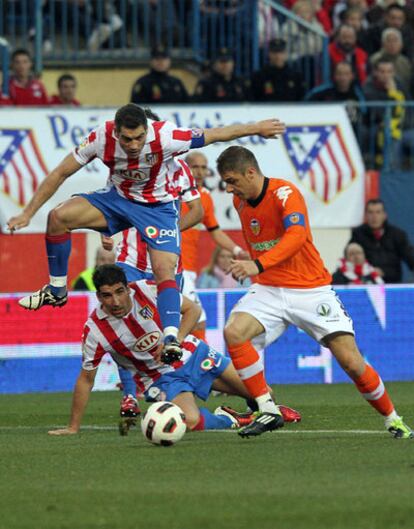 Joaquín conduce el balón frente a Antonio López y Raúl García.