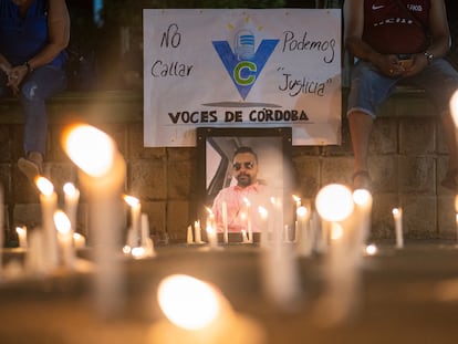 Familiares de Rafael Moreno asisten a velatón en conmemoración a Rafael en Puerto Libertador, Córdoba (Colombia), el 26 de octubre del 2022.