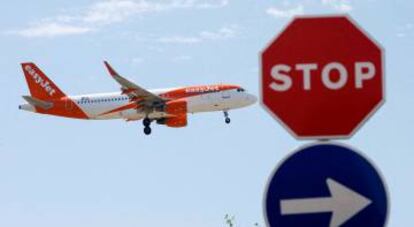 Un avión de Easyjet aircraft se aproxima al aeropuerto Josep Tarradellas de Barcelona-El Prat.