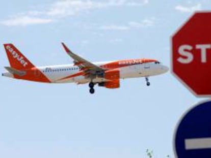 Un avión de Easyjet aircraft se aproxima al aeropuerto Josep Tarradellas de Barcelona-El Prat.