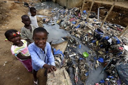 Esta enfermedad acaba con 429.000 vidas cada año en todo el mundo, la mayoría en África Subsahariana. En la imagen, varios niños juegan junto a un río contaminado en una barriada de chabolas en Azito, Abiyán.