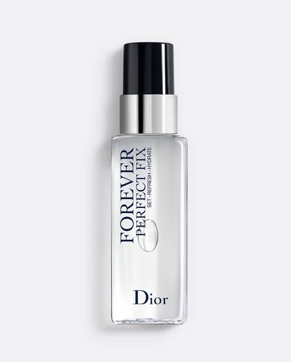 La primera bruma facial de Dior cuenta con una triple acción: es de larga duración, fija el maquillaje y aporta hidratación al instante. Un velo de frescor concentrado en agua y enriquecida con flor de pensamiento silvestre.