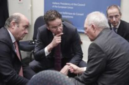 El ministro de Finanzas alem&aacute;n, Wolfgang Schaeuble (d), conversa con el presidente del Eurogrupo, el holand&eacute;s Jeroen Dijsselbloem (c), y con el ministro de Econom&iacute;a y Competitividad espa&ntilde;ol, Luis de Guindos (i), durante una reuni&oacute;n informal del Eurogrupo celebrada en Atenas (Grecia).