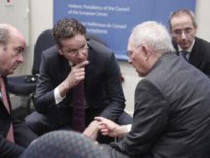 El ministro de Finanzas alem&aacute;n, Wolfgang Schaeuble (d), conversa con el presidente del Eurogrupo, el holand&eacute;s Jeroen Dijsselbloem (c), y con el ministro de Econom&iacute;a y Competitividad espa&ntilde;ol, Luis de Guindos (i), durante una reuni&oacute;n informal del Eurogrupo celebrada en Atenas (Grecia).