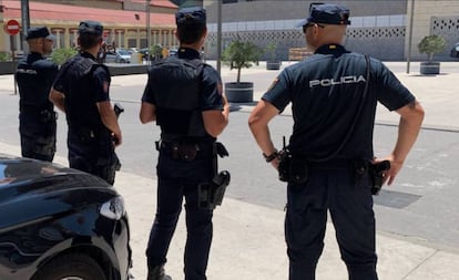 Efectivos de la Policía Nacional en Málaga en una imagen de archivo.