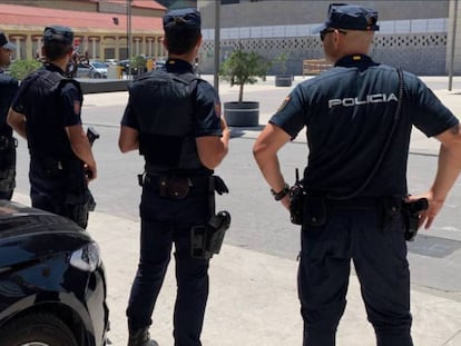 Efectivos de la Policía Nacional en Málaga en una imagen de archivo.