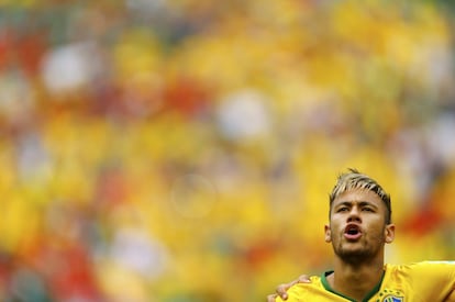 Neymar canta o hino brasileiro.