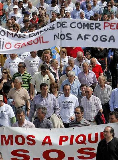 Centenares de pescadores de diferentes cofradas, durante la manifestacin.