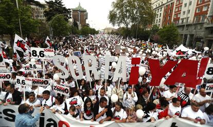Los organizadores han querido desarrollar esta multitudinaria manifestación en Madrid para concienciar de que se trata "de un problema de todos" los españoles y no sólo de los afectados, porque, a cambio de quedarse territorios sin poblar, las zonas pobladas "tienen el problema de la superpoblación". En la imagen, un momento de la marcha por las calles de Madrid. 