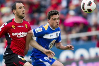 Ramis y Colunga observan el balón.