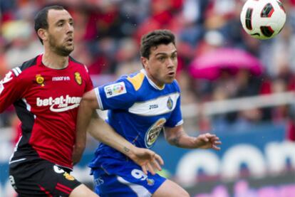 Ramis y Colunga observan el balón.