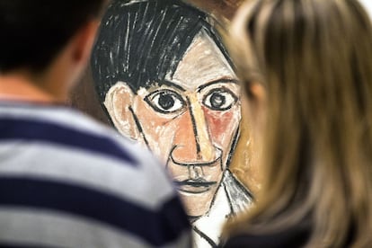 Una pareja observa un autorretrato de Pablo Picasso de 1907 que se conserva en la galería de Praga y que no había salido del país desde 1997..