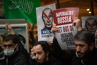 Varias personas protestan delante de la Embajada rusa en Turquía en contra de las acciones militares que ha emprendido Rusia esta madrugada. Miles de personas repiten esta acción en las embajadas rusas de los distintos países.