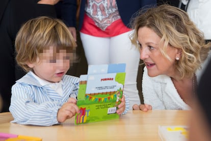 Flora Pérez durante una visita a una escuela infantil pública construida por la Fundación Amancio Ortega en A Coruña en 2015.