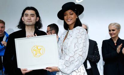 Rihanna, entrega el premio a Kozaburo Akasaka.