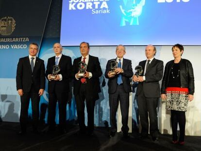 El lehendakari con los premios Korta 2015.