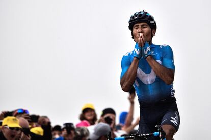 Nairo Quintana atraviesa la línea de meta para ganar la decimoséptima etapa del Tour.