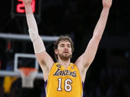 Pau Gasol celebra el triunfo ante los Rockets.