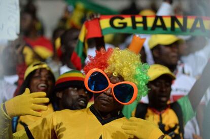 Un aficionado de la selección de Ghana anima a su equipo antes del enfrentamiento contra Egipto en El Cairo.