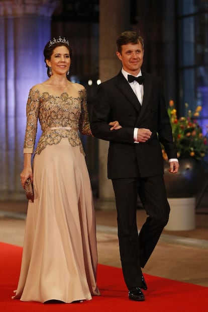 Los príncipes Federico y Mary de Dinamarca a su llegada a la cena de gala celebrada en el Rijksmuseum de Ámsterdam.