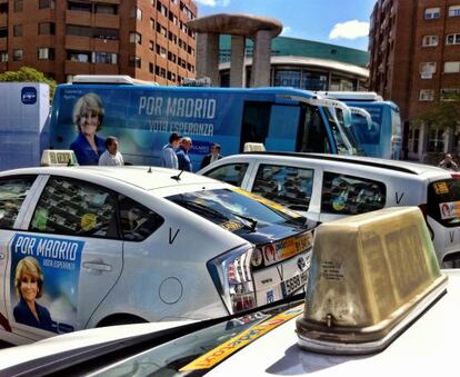 Taxis con publicidad de Aguirre, aparcados en el acto electoral de hoy.