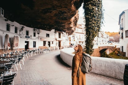 Las viviendas de Setenil de las Bodegas, incrustadas en el tajo formado por el río Guadalporcún a su paso por la localidad andaluza, constituyen el rasgo distintivo de este pueblo de la Sierra de Cádiz, parte de la Ruta de los Pueblos Blancos. Algunas casas se desarrollan en altura (la topografía de la zona no permite grandes solares), en muchos casos con una sola estancia en cada planta, y, en ocasiones, con patio; otras son cuevas naturales aprovechadas como vivienda, con una fachada que cierra la embocadura, de manera que es la propia roca la que le sirve de cubierta. <br></br> Más información: <a href="https://www.setenildelasbodegas.es/es/" target="_blank">setenildelasbodegas.es</a>