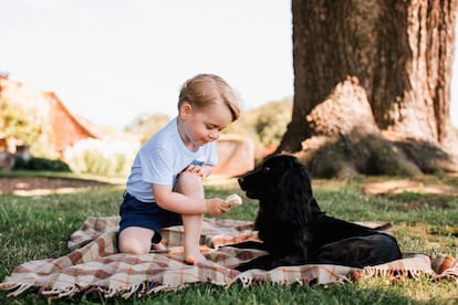 Por su tercer cumpleaños, Kate Middleton retrató a su hijo en Norfolk con su perro, Lupo. La toma y difusión de fotografías por parte de la duquesa es un modo de controlar la imagen pública que se quiere dar del niño, así como su exposición, y de evitar filtraciones de fotógrafos, asistentes o personal ajeno a su círculo más íntimo.