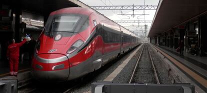 El Frecciarossa 1000, esperando en el andén de la estación de Termini, en Roma