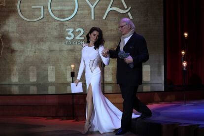 Penelope Cruz y Carlos Saura al salir a presentar el Goya a mejor película.