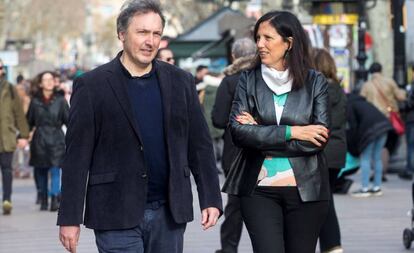 Carlos Zanón y Claudia Piñeiro ayer por la tarde en Barcelona.