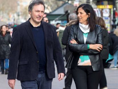 Carlos Zanón y Claudia Piñeiro ayer por la tarde en Barcelona.