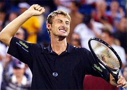 Juan Carlos Ferrero celebra su pase a los cuartos de final tras vencer al estadounidense Todd Martin.