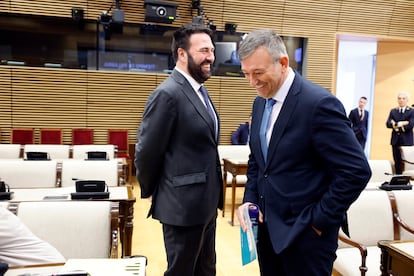 El diputado de Junts Josep María Cervera Pinart (a la izquierda), junto al diputado de EH Bildu Jon Iñarritu (a la derecha), durante la Comisión de Justicia en el Congreso, este jueves.