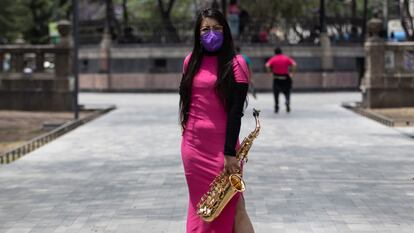 CIUDAD DE MÉXICO, 14ABRIL2022.- La saxofonista María Elena Ríos, en 2020 ingreso al Mecanismo de Protección para personas Defensoras y periodistas esto por haber sido víctima de tentativa de feminicidio por su ex pareja el cual después de 3 años sigue prófugo. Pero a través de un correo electrónico la semana pasada fue informada que se le reducirá la protección federal limitándose a solo Oaxaca  aunque la mayoría de su vida laboral se encuentra en la Ciudad de México.  Esto significa dejarla sin protección personal, pues un elemento de seguridad la resguardaba y vigilaba desde julio del 2020. A finales de mes habrá una reunión en Gobernación donde se decidirá el futuro de la protección de María Elena. Mientras tanto solo se le protegerá en el Estado de Oaxaca. El 9 de septiembre de 2019 la vida de María Elena cambio para siempre, fue víctima de ataque de acido, desde entonces ella ha pasado por procesos de recuperación física, emocional, laboral y económica. La joven de 28 años ha logrado poco a poco recuperar la movilidad para poder usar su saxofón y la seguridad y amor por ella para comenzar a vestir como antes lo hacía. Después de presentaciones con artistas internacionales como Maldita vecindad, Malena (llamada así por sus seres queridos) afirmó que lo que le pasa es algo común con las víctimas. “Nos quieren en nuestra casa con miedo y sin rehacer nuestras vidas, pero cuando empezamos a recuperarla ya no merecemos el cuidado. Eso es lo que afirman ellos con estás acciones”, señaló.
FOTO: ANDREA MURCIA /CUARTOSCURO.COM