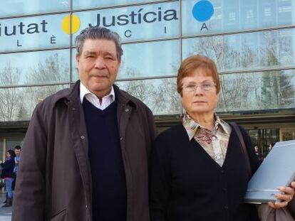 Pilar Alcorisa y su marido, Luis Romero, a las puertas de la Ciudad de la Justicia de Valencia donde han presentado su denuncia. 