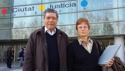 Pilar Alcorisa y su marido, Luis Romero, a las puertas de la Ciudad de la Justicia de Valencia donde han presentado su denuncia. 