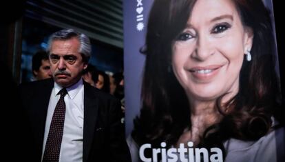 El candidato a presidente, Alberto Fernández, con un cartel de Cristina Fernández.