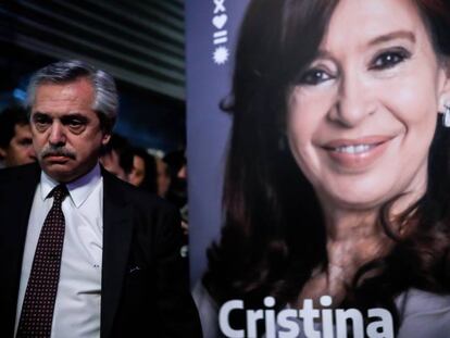 El candidato a presidente, Alberto Fernández, con un cartel de Cristina Fernández.