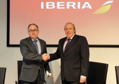 El presidente de Iberia, Luis Gallego y el representante de Sepla, Justo Peral, firman el acuerdo laboral de la aerolínea