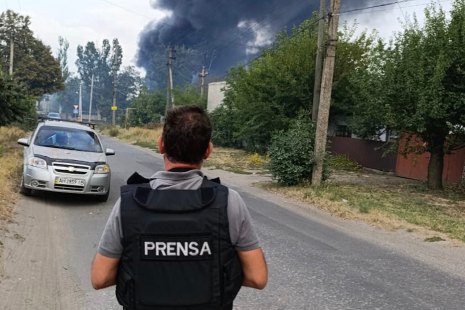 El periodista de EL PAÍS Cristian Segura observa la explosión generada por un misil caído en Pokrovsk (Donetsk, Ucrania) en 2024, en una imagen cedida por él.