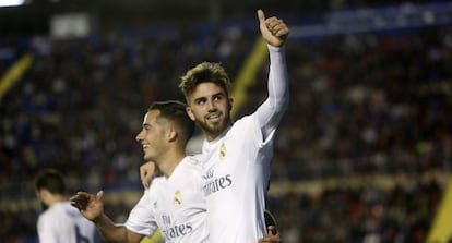 Mayoral celebra su gol con Lucas V&aacute;zquez. 