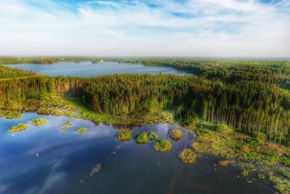 Sus islas son parque nacional del mar del archipiélago y la ciudad de Turku fue elegida Capital Europea de la Cultura en 2011. Es, no en vano, la ciudad más antigua de Finlandia, y capital hasta 1812 e invita a los visitantes a conocerla, en forma de archipiélago a través de los ferries que conectan y salvan canales y estrechos. Para los europeos del sur, los inviernos son duros, pero el verano es una época ideal para hacer turismo por este archipiélago, que regala temperaturas frescas durante los meses de más calor.