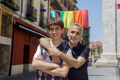 Álex Román, estudiante de diseño y joven no binario (19 años), con su padre, Alonso Román, en Valladolid.