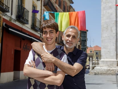 Álex Román, estudiante de diseño y joven no binario (19 años), con su padre, Alonso Román, en Valladolid.