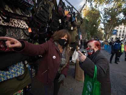 Reapertura de El Rastro tras el cierre en marzo por la pandemia de la covid, este domingo, 22 de noviembre.