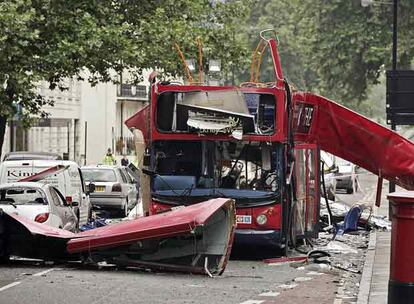 Un autobús destrozado por uno de los atentados del 7-J en Londres.