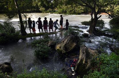 Niños y niñas juegan en la comunidad de Izabal, Guatemala. 