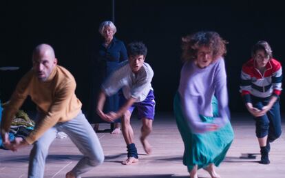 De izquierda a derecha, Kiko López, Montse Esteve (con melena blanca: sustituida en Madrid por Antònia Jaume), Haley Diallo, Ariadna Peya y Sílvia Capell, en la obra 'Harakiri', de María Velasco.