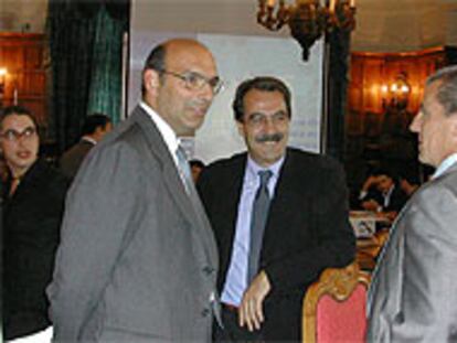 De izquierda a derecha, Abril Martorell, Emilio Ontiveros y el vicepresidente del Banco Mundial Manuel Conthe.