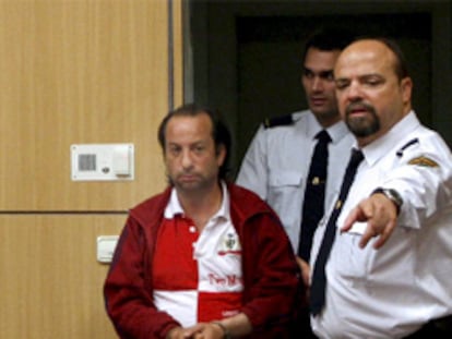 El acusado, J. M. F., al entrar esposado en la sala